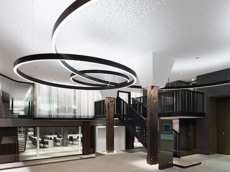 akustika stropné plachty moderný dizajn stropu kancelársky priestor led stropné osvetlenie dizajnový prvok stropné panely stropné systémy rustikálny stĺp