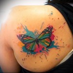 pillangó a lapockán - tetoválás akvarell fotó