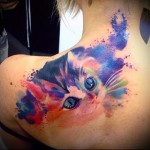 macska kinézete a háton és a nyakon - tetoválás akvarell fotó
