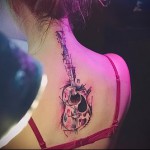 gitár a háton és a nyakon - akvarell tetoválás fotó