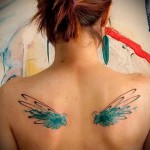 két szárny egy lány hátán - tetoválás akvarell fotó