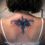 sárkány repül a hátán - tetoválás akvarell fotó