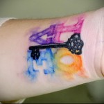 kulcs és betűk a csuklón - akvarell tetoválás fotó