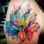 gyönyörű virág a vállán - tetoválás akvarell fotó