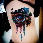 nyitott szem a bordákon - tetoválás akvarell fotó