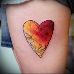 Tetoválás akvarell fotó Piros szív térd felett - Akvarell tetoválás fotó