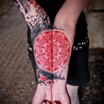 akvarell tetoválás fotó komplex geometriai forma két kézen - akvarell tetoválás fotó