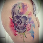 koponya a combon egy lánytetováló akvarell fotóhoz