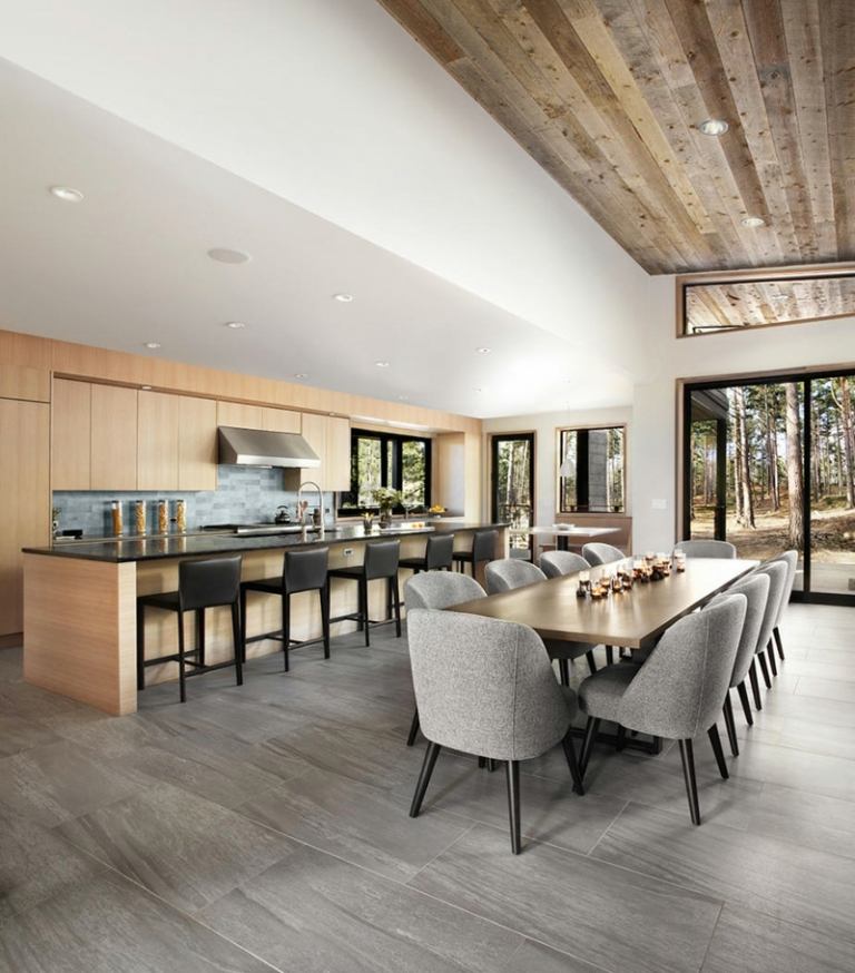 prízvuk kamenná stena kuchyňa svetlo drevo jedálenský stôl veľké stoličky šedá textil