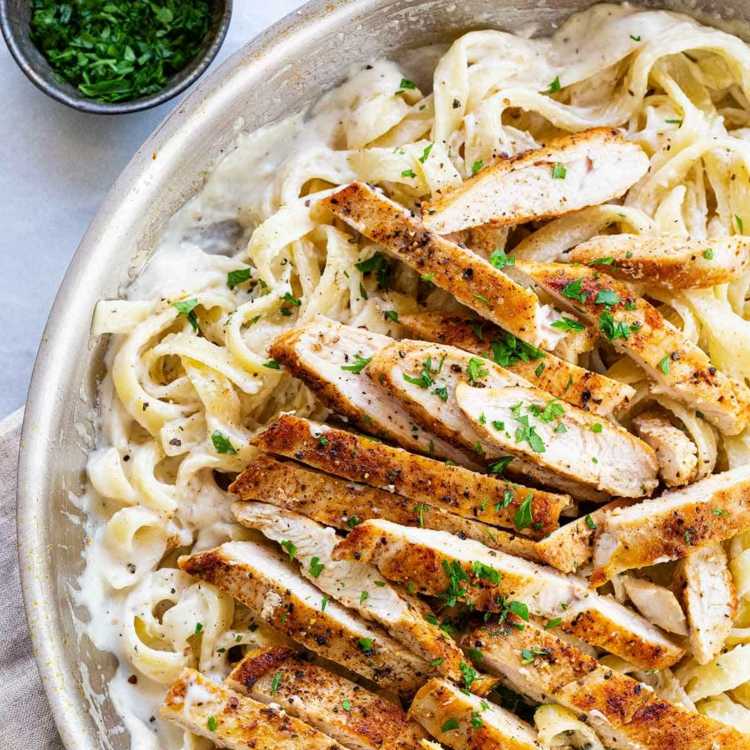 Chicken Alfredo - Lahodná smotanová a syrová omáčka s vyprážaným kuracím mäsom