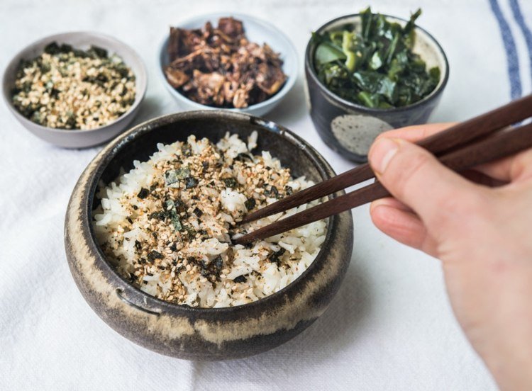 Recept na šalát z morských rias Furikake Pripravte si vlastnú zmes korenia