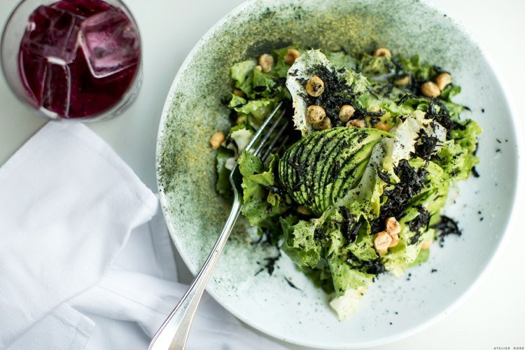 šalát z morských rias recept zdravá čakanka gomasio miso dressing lieskových orieškov spirulina
