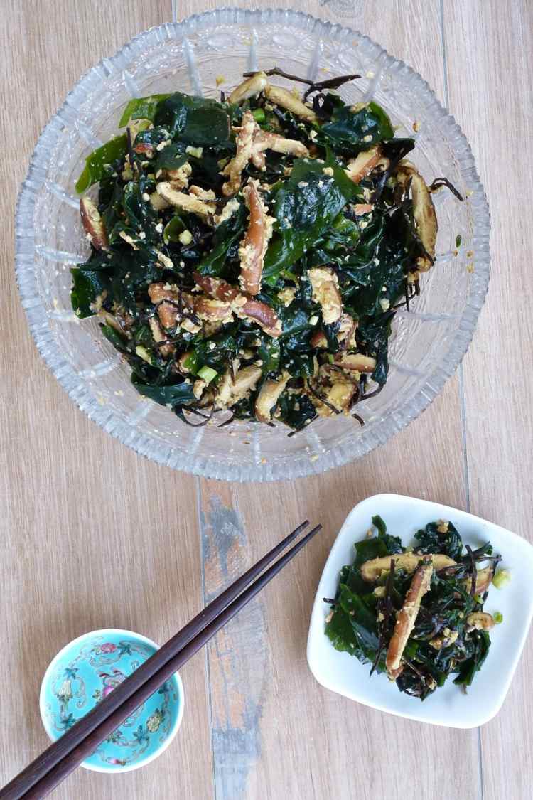 šalát wakame recept morské riasy šampiňóny shiitake zázvor avokádové mandle