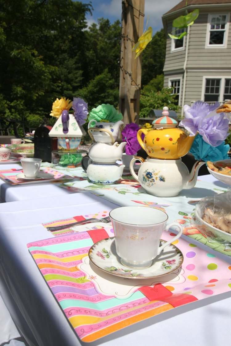 alice-krajina divov-téma-party-záhradná-párty-nápad-tácka-pastelové-tóny-plechovky