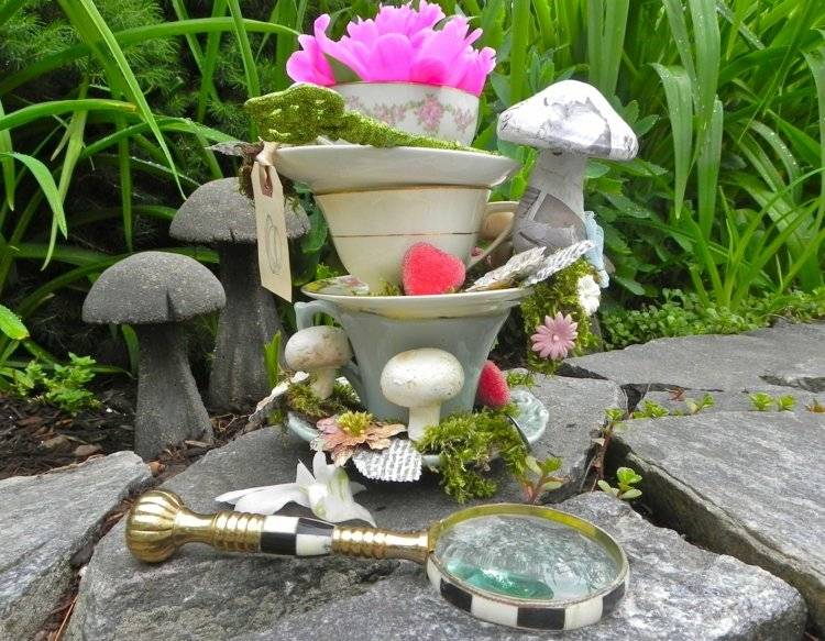 alice-krajina divov-téma-párty-dekorácia-šálky-lupy-huby-mach