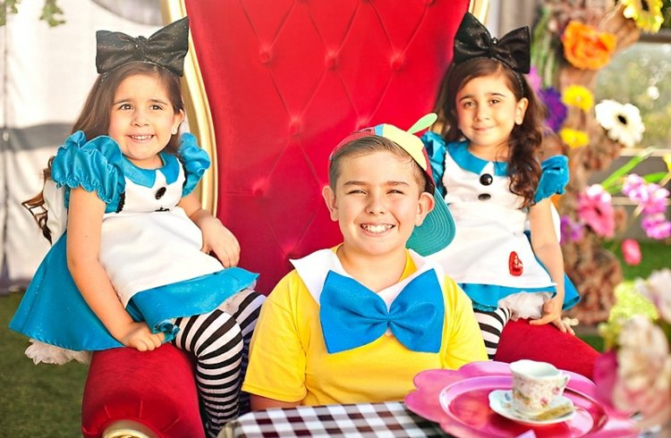 alice-krajina divov-téma-párty-detské-narodeninové-šaty-na-trón-zamatové kreslo