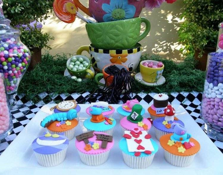 alice in wonderland tému párty cupcakes-nápady-dekorácia-farebné-hrnčeky