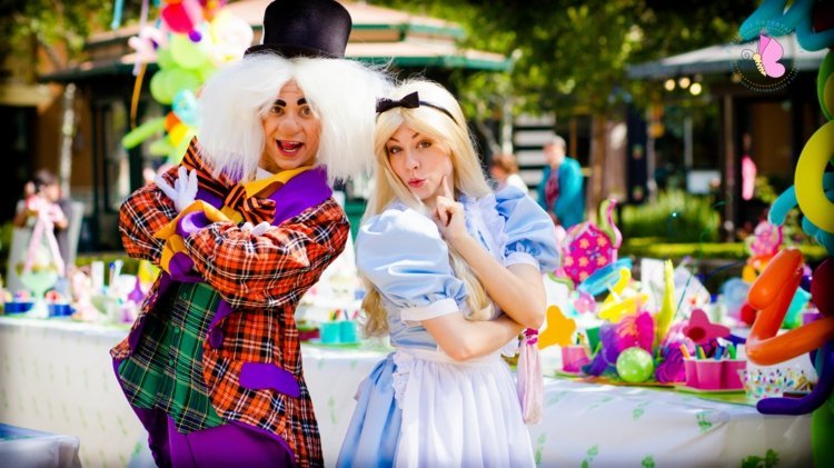 alice in wonderland tému kostým kostým-nápady-klobúk-blázon-modré-šaty-mašľa