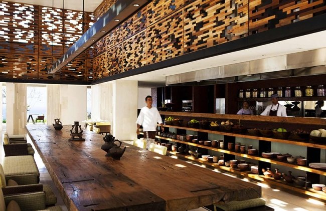 Prázdninové vily Alila Bali jedálenský stôl z masívneho dreva, interiér dreveného zábradlia