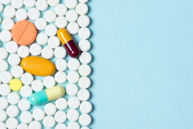 Voľne predajné lieky ako ibuprofén, paracetamol a aspirín sú tiež nekompatibilné s konzumáciou alkoholu