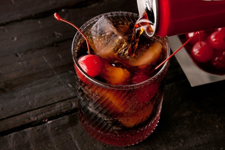 nealkoholické nápoje cola čerešne grenadina Pije Cola Čerešne Grenadine Roy Rogers