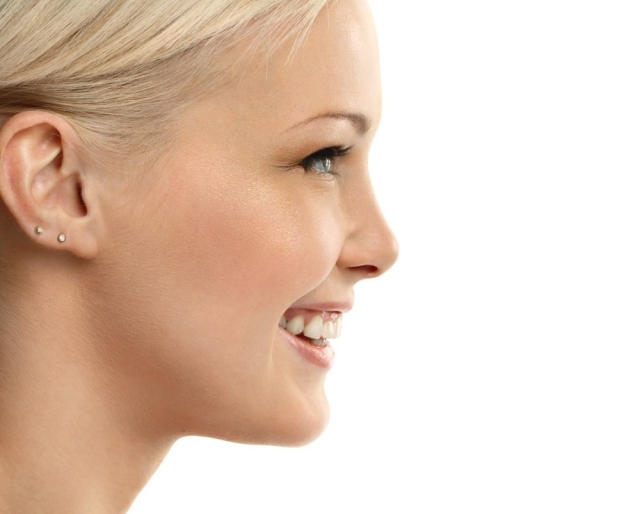 Šťastný nový nos - operácia nosa krásna žena-profil-tvár-úsmev