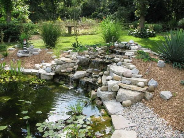 Jazierko-s-vodopádom-rôznych-veľkostí-kamienkov-prírodného vzhľadu