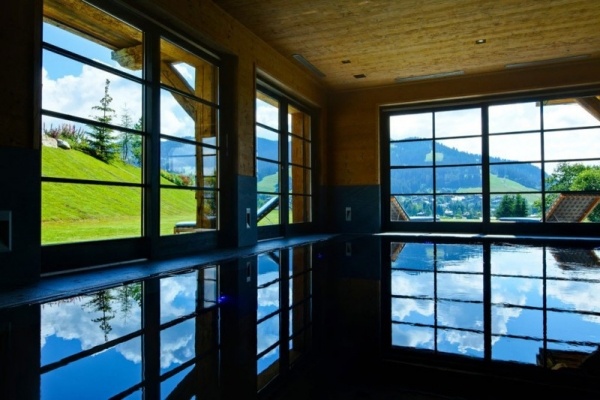 Vila s vnútorným zasklením od podlahy až k stropu Vila s vnútorným oknom od podlahy k stropu od bazéna