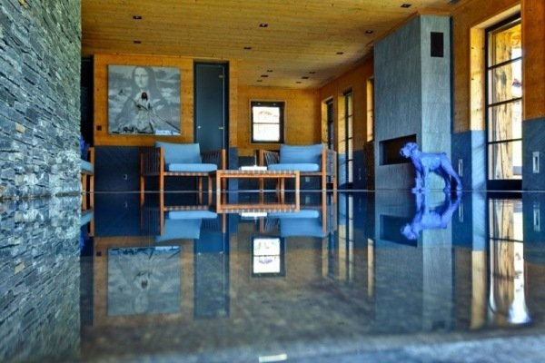 Vnútorný obklad z kameňa a dreva Indigo Architektúra interiérového obkladu z kameňa a dreva Indigo