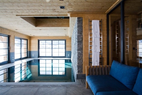 Chata vnútorné posedenie pri bazéne Chata s vnútorným bazénom na sedenie
