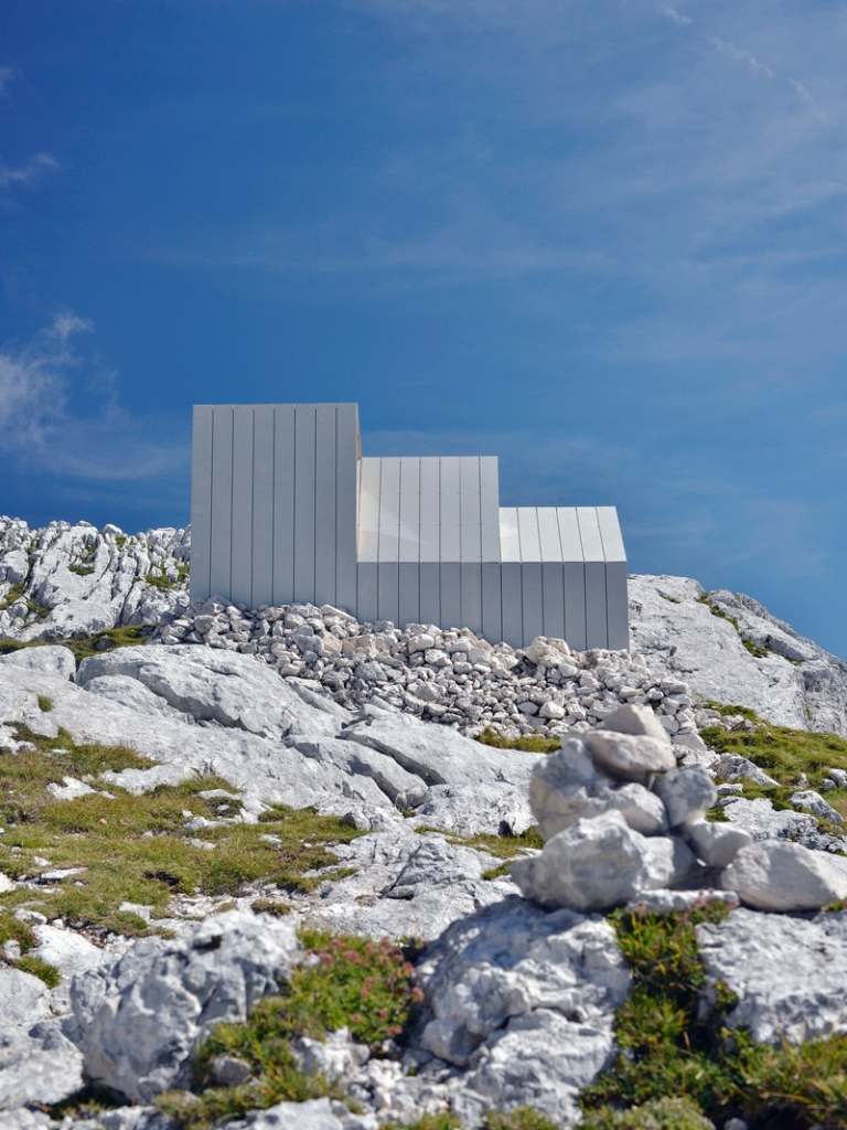 vysokohorská chata drevený interiér šikmá strecha kovový plášť