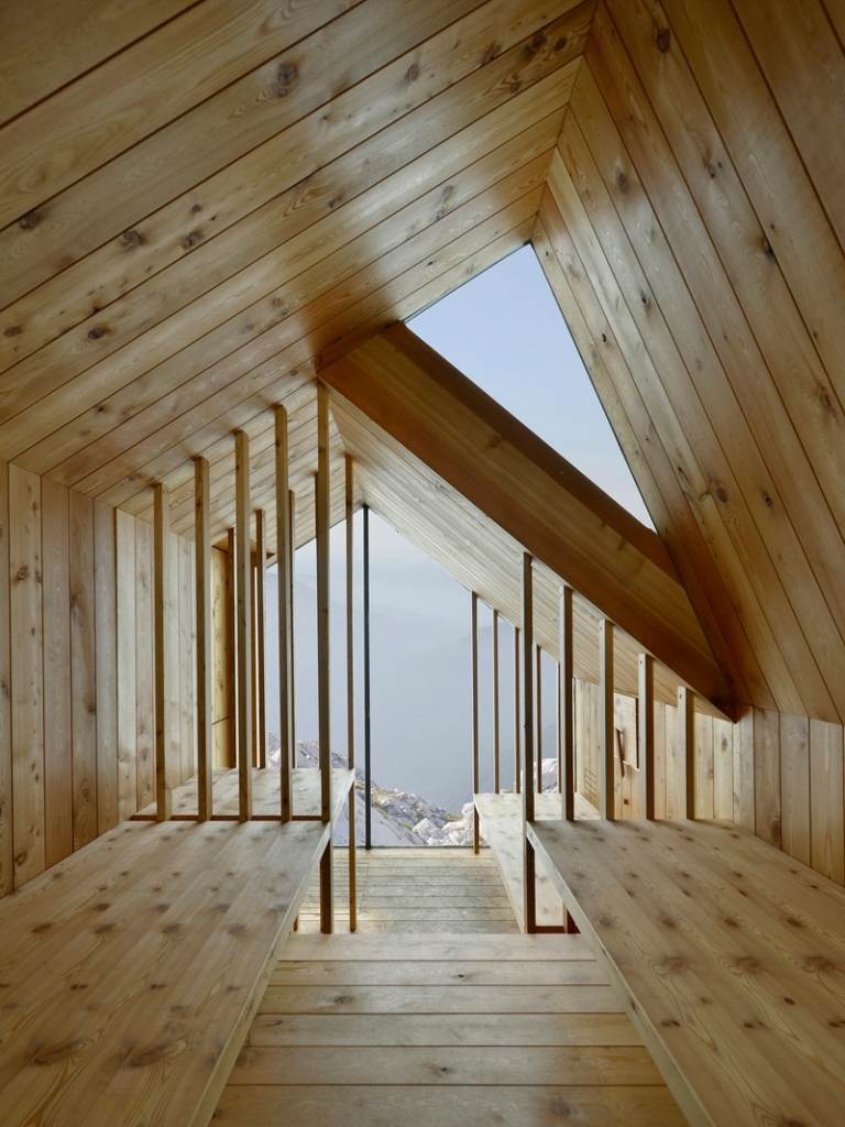 vysokohorská chata drevené interiérové ​​lavice deliace priečky drevené pásy