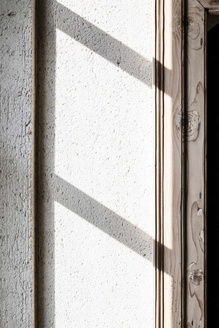 Staronový-zariaďovací-štýl-bývania-miešanie-stena-omietka-sivá