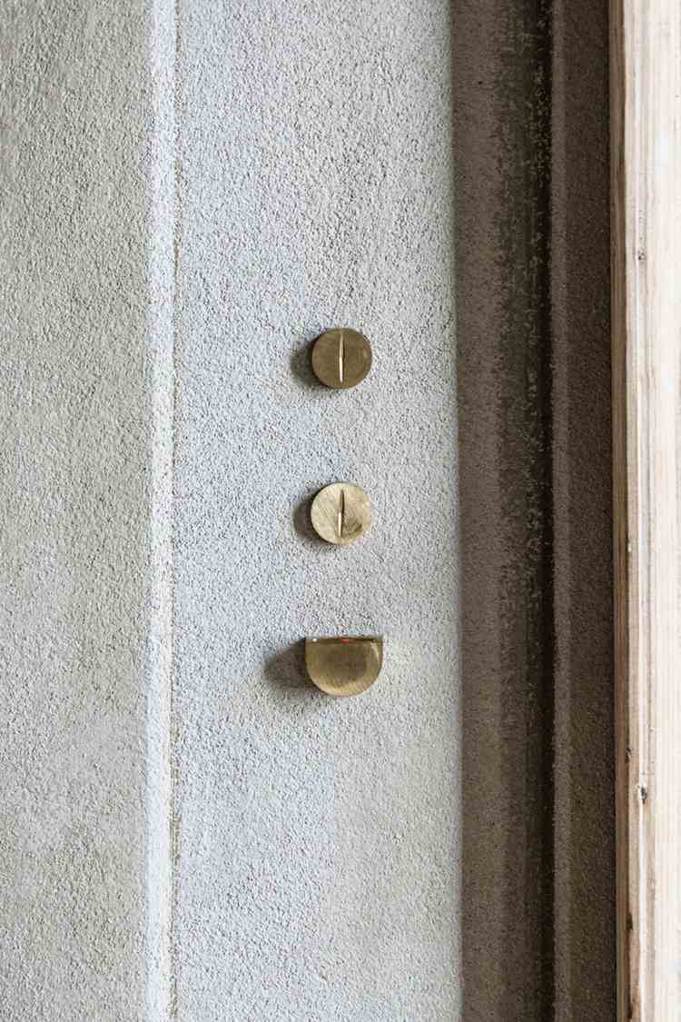 Starý-nový-nábytok-štýl-bývania-mixovanie-spínač-osvetlenie-stmievač