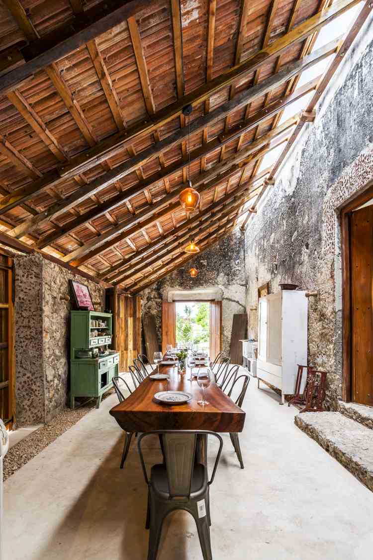 v hazienda interiér hrubé steny priemyselný nábytok drevo