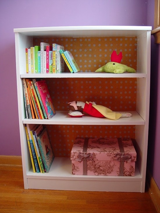 Pripojte otvorenú poličku k lepiacej fólii na nápad na dekoráciu zadnej steny