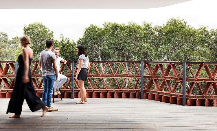 stará strešná škridla recyklácia architektúra exteriér fasáda konštrukcia projekt kancelárska budova recyklácia materiál dizajn strešná terasa