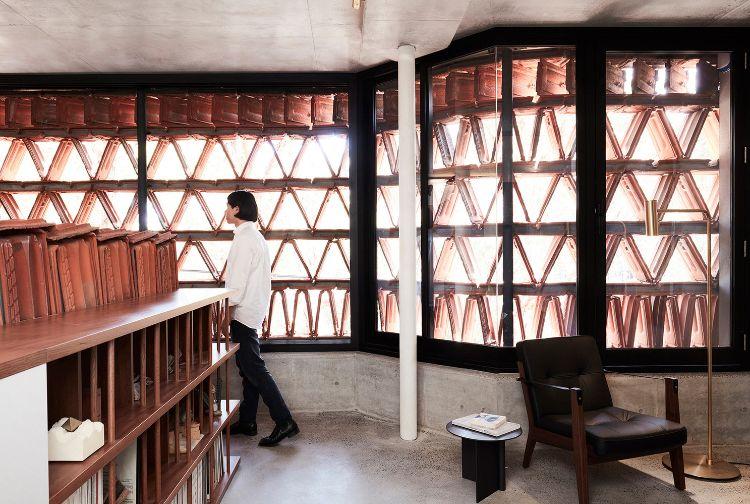 staré strešné tašky recyklácia architektúra exteriér fasáda konštrukcia projekt kancelárska budova recyklačný materiál austrália interiér knižnica