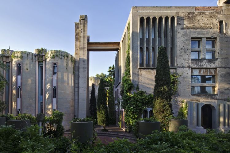 transformácia stará továreň úchvatný dom sídlo architektúra projekt ricardo bonfill pohľad zvonka cyprusové rastliny