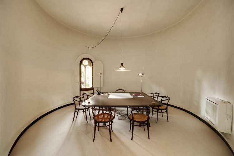 stará továreň prerobiť úchvatný dom sídlo architektúra projekt silá konferenčná miestnosť