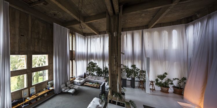 stará továreň prerobiť úchvatný dom sídlo architektúra projekt ricardo bonfill objemná obývačka