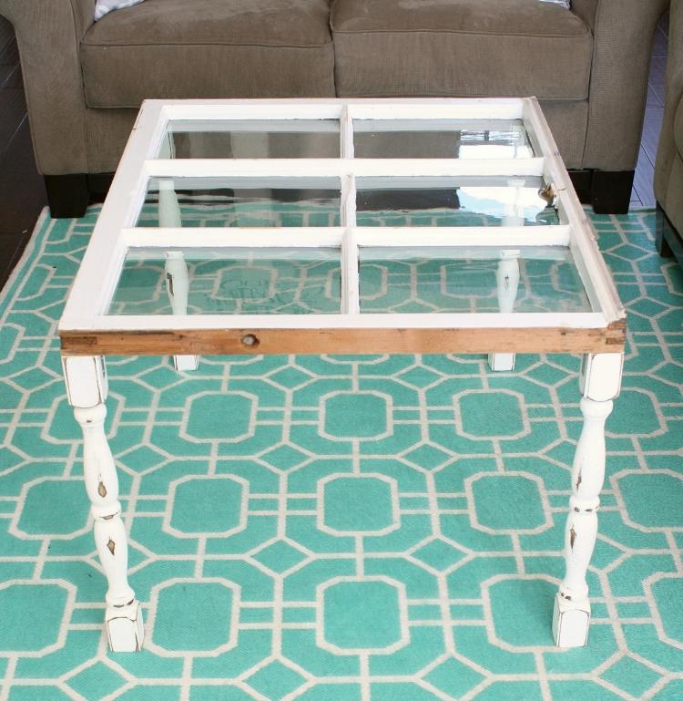 starý okenný dekoračný koberec-tyrkysový vzor-biely-konferenčný stolík-rám okna