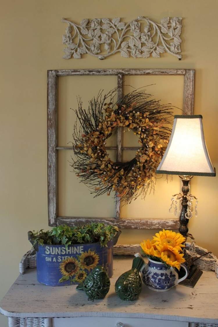 stará-okenná-dekorácia-krásna-rustikálna-stolná-lampa-slnečnicový-veniec-kredenc