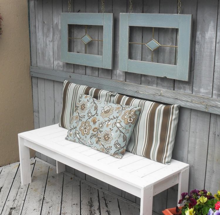 stara-okenna-dekoracia-lavicka-biele-vankusiky-polstrovanie-pruhy-kvetinove-svetlo-modre