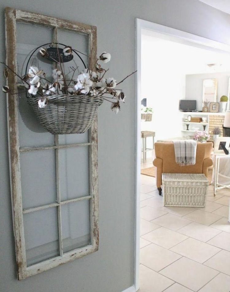 stara-okenna-dekoracia-na stenu-ozdoba-okna-ram-na stenu-farba-siva-obyvacka-pruteny kosik-kvety