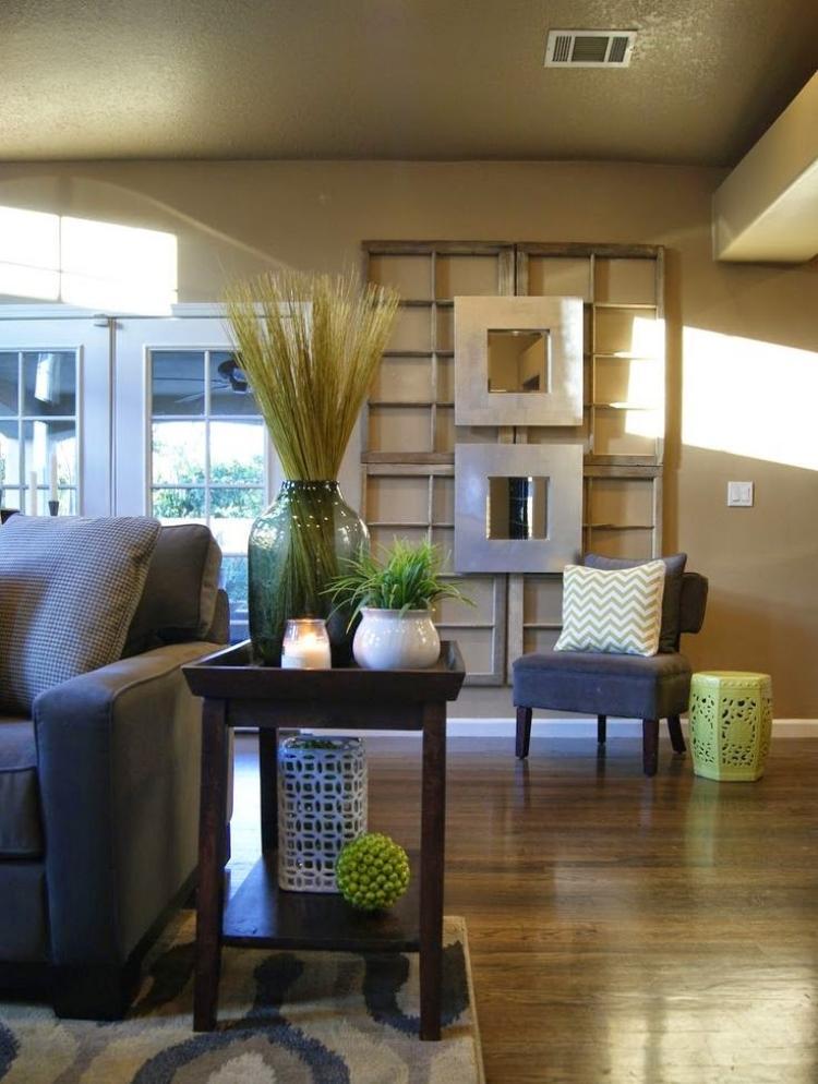 stara-okenna-dekoracia-obyvacka-gauč-bočný-stolík-kreslo-čalúnené vázy