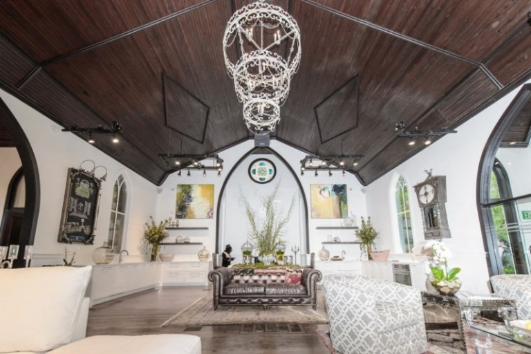 Starý nábytok-reštaurovanie-luster-Chesterfield-pohovka