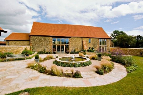 Prestavba stodoly na dom v anglickej fontáne na dvore