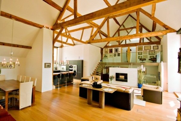 stodola k domu viditeľné krokvy moderné zariadenie