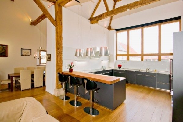 stodola na drevo krokvy kuchyňa jedálenský kút